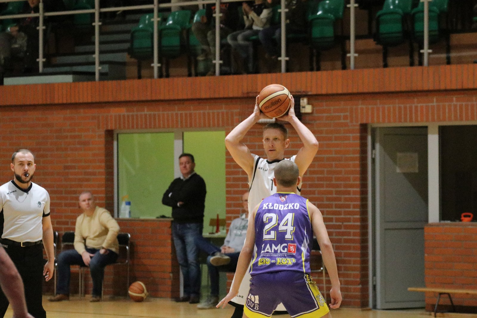 Koszykarze Basketu wygrali we własnej hali z Chrobrym