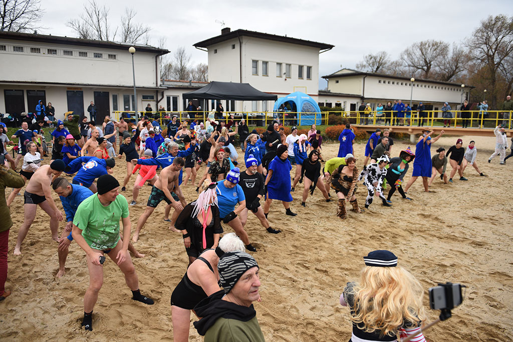 Pierwsze zanurzenie Legnickich Morsów. Sezon kąpieli rozpoczęty