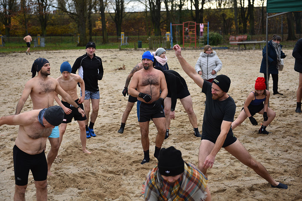 Pierwsze zanurzenie Legnickich Morsów. Sezon kąpieli rozpoczęty