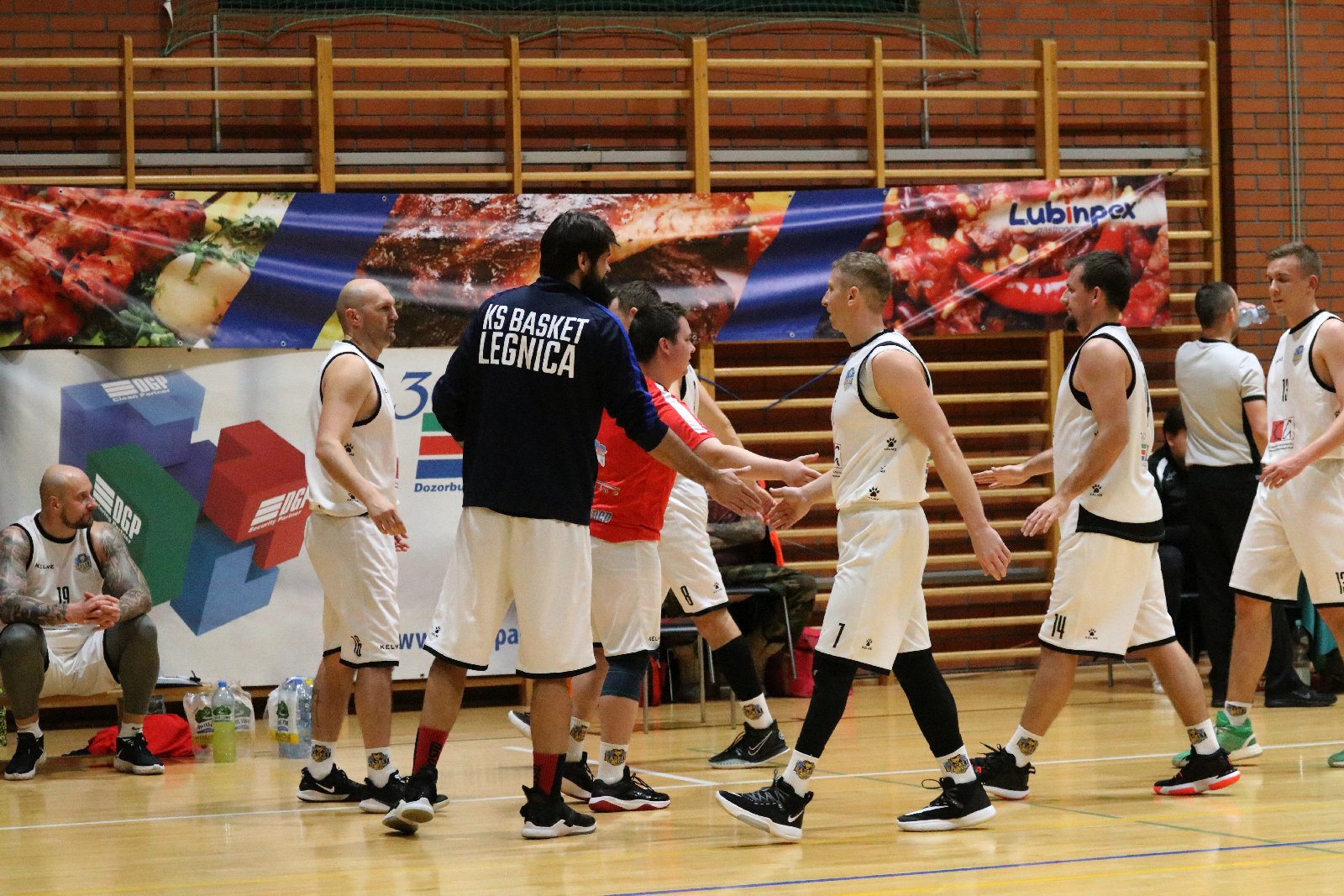 Koszykarze Basketu wygrali we własnej hali z Chrobrym