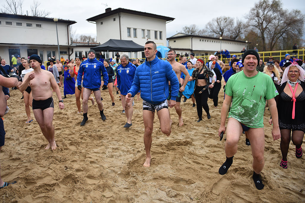 Pierwsze zanurzenie Legnickich Morsów. Sezon kąpieli rozpoczęty