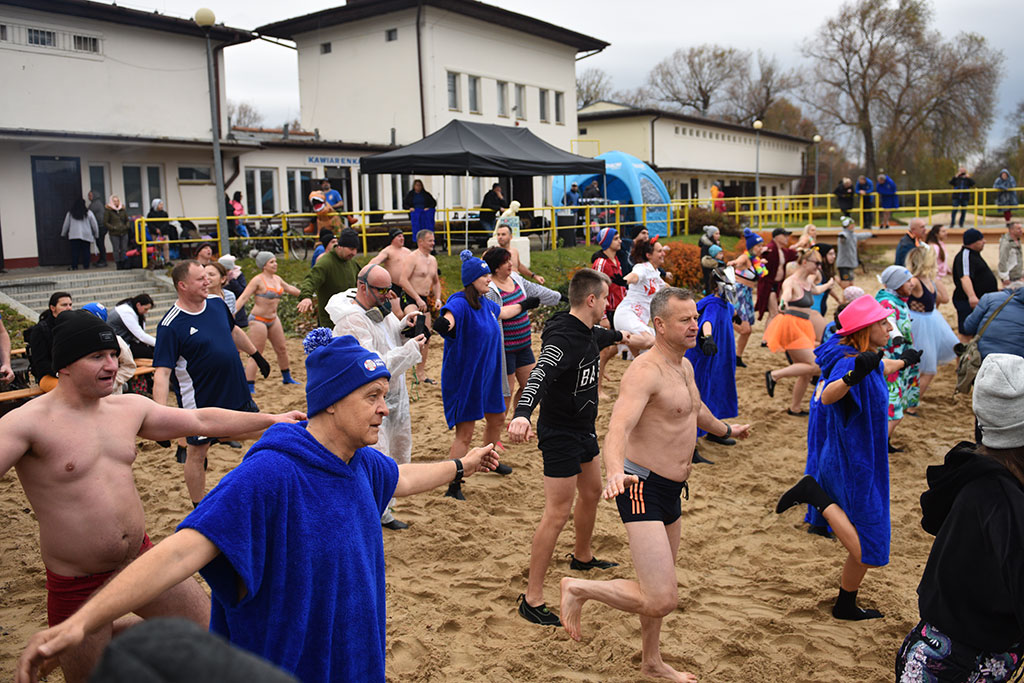 Pierwsze zanurzenie Legnickich Morsów. Sezon kąpieli rozpoczęty