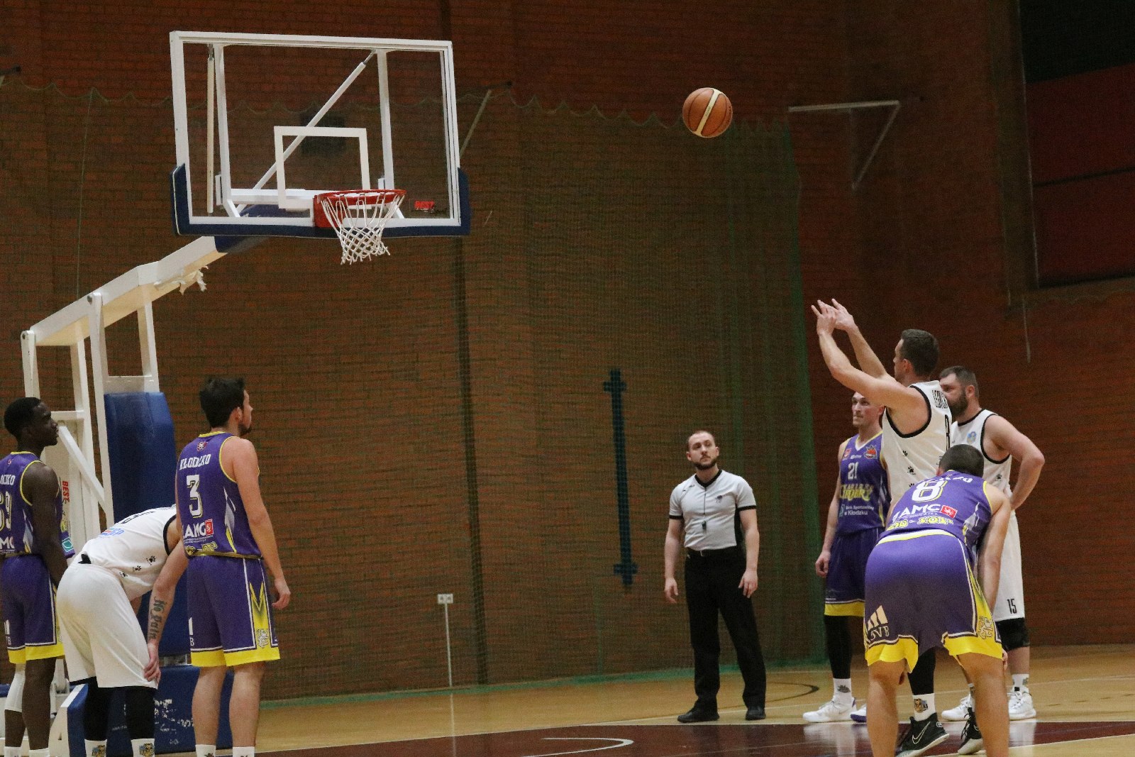 Koszykarze Basketu wygrali we własnej hali z Chrobrym