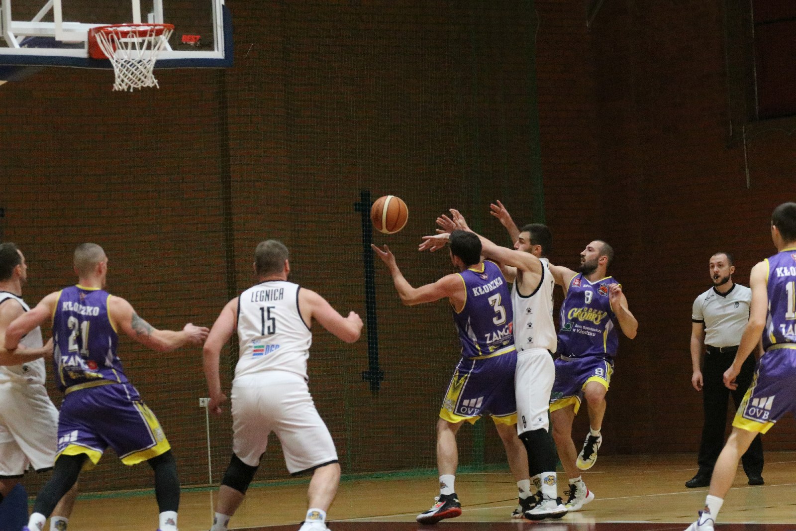 Koszykarze Basketu wygrali we własnej hali z Chrobrym