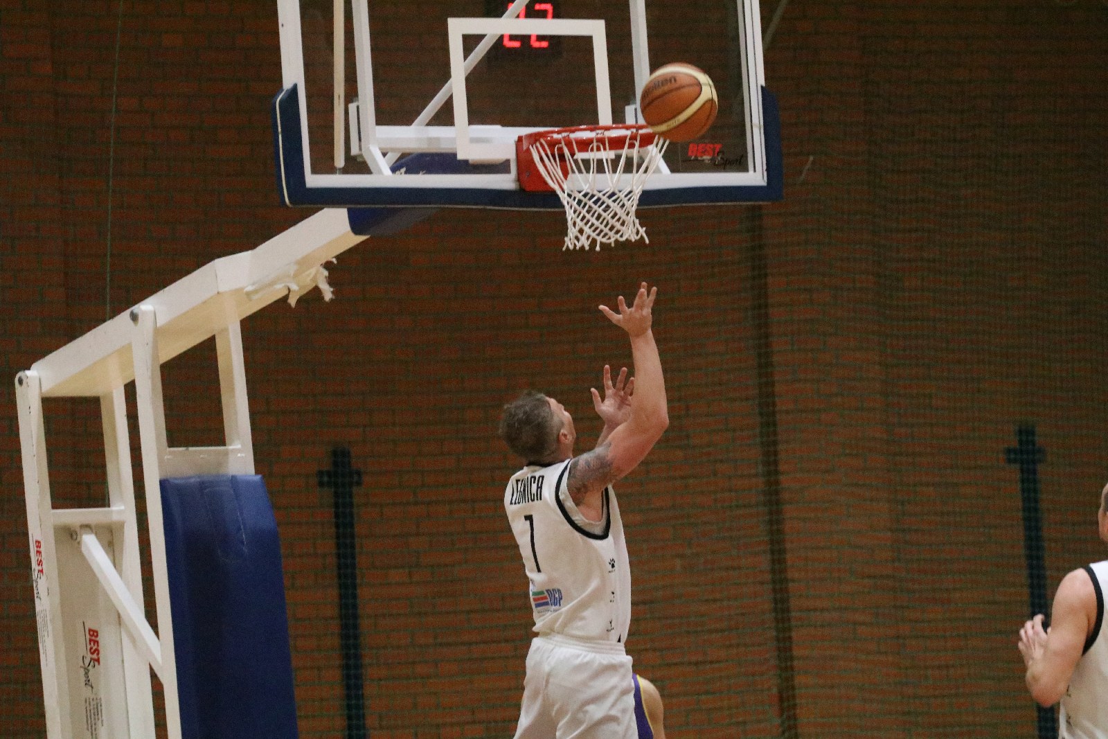 Koszykarze Basketu wygrali we własnej hali z Chrobrym