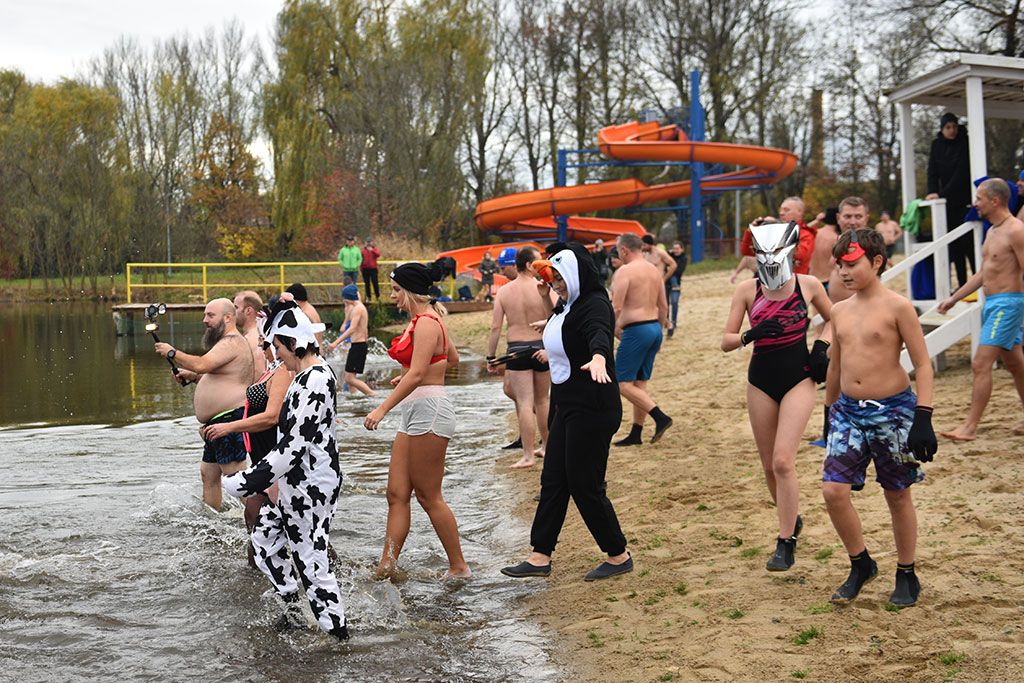 Pierwsze zanurzenie Legnickich Morsów. Sezon kąpieli rozpoczęty