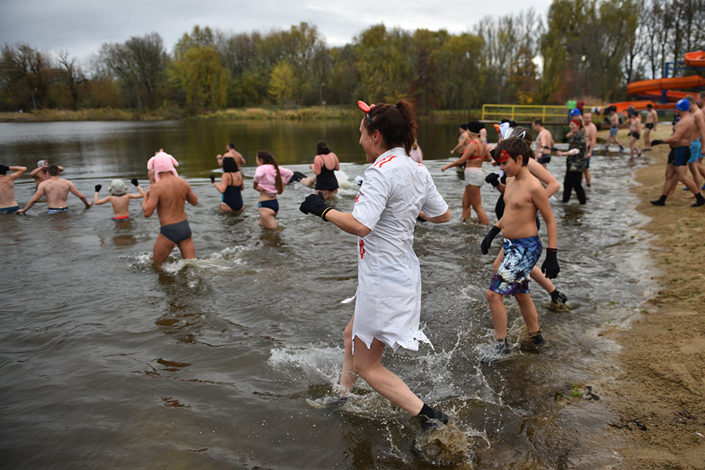 Pierwsze zanurzenie Legnickich Morsów. Sezon kąpieli rozpoczęty