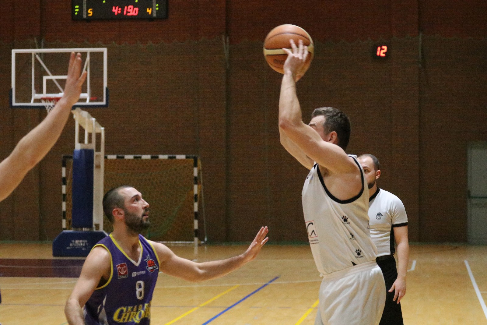 Koszykarze Basketu wygrali we własnej hali z Chrobrym