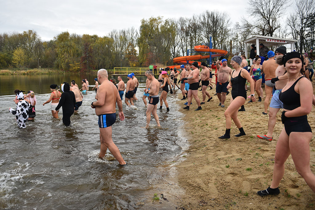 Pierwsze zanurzenie Legnickich Morsów. Sezon kąpieli rozpoczęty
