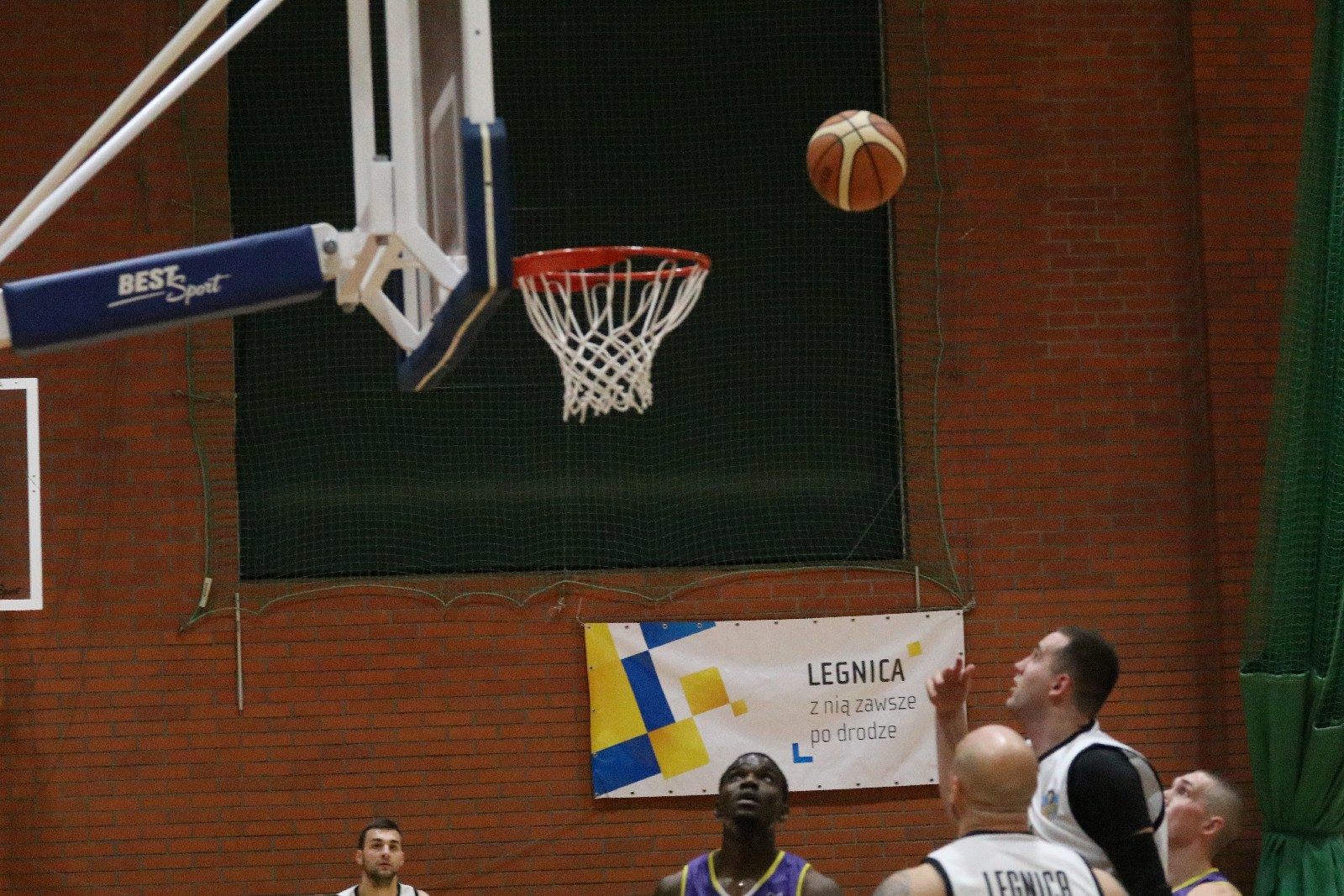 Koszykarze Basketu wygrali we własnej hali z Chrobrym