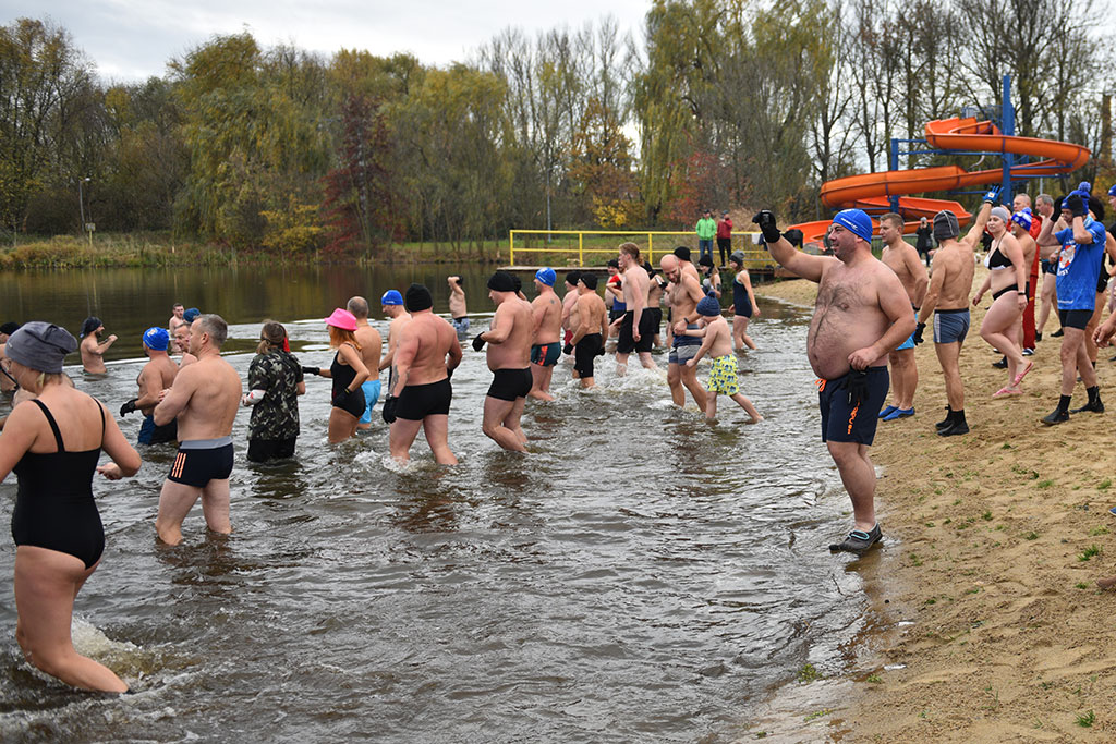 Pierwsze zanurzenie Legnickich Morsów. Sezon kąpieli rozpoczęty