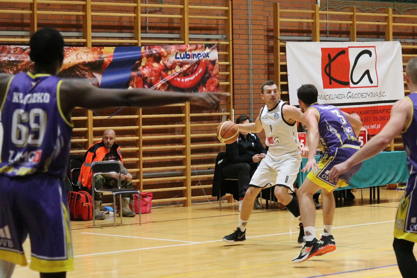 Koszykarze Basketu wygrali we własnej hali z Chrobrym