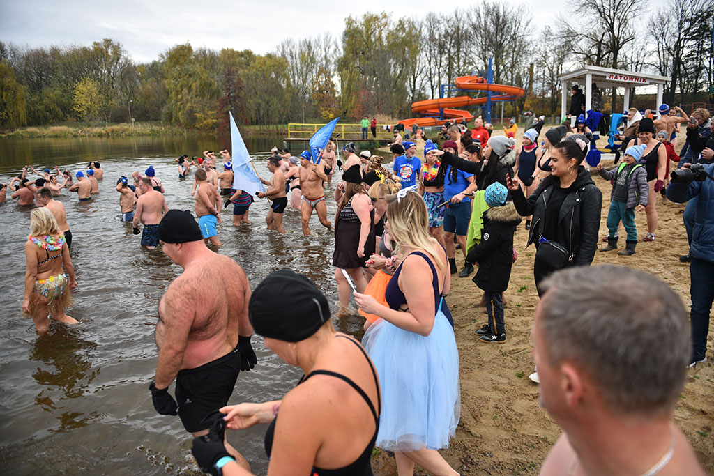Pierwsze zanurzenie Legnickich Morsów. Sezon kąpieli rozpoczęty