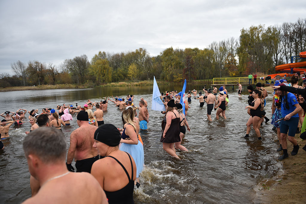 Pierwsze zanurzenie Legnickich Morsów. Sezon kąpieli rozpoczęty