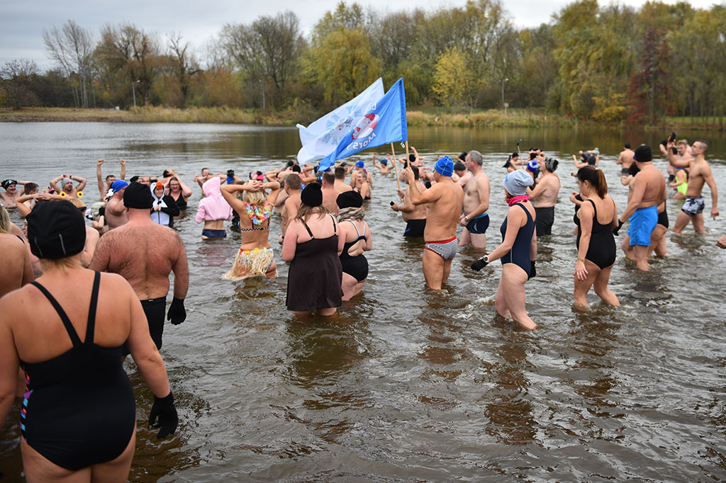 Pierwsze zanurzenie Legnickich Morsów. Sezon kąpieli rozpoczęty