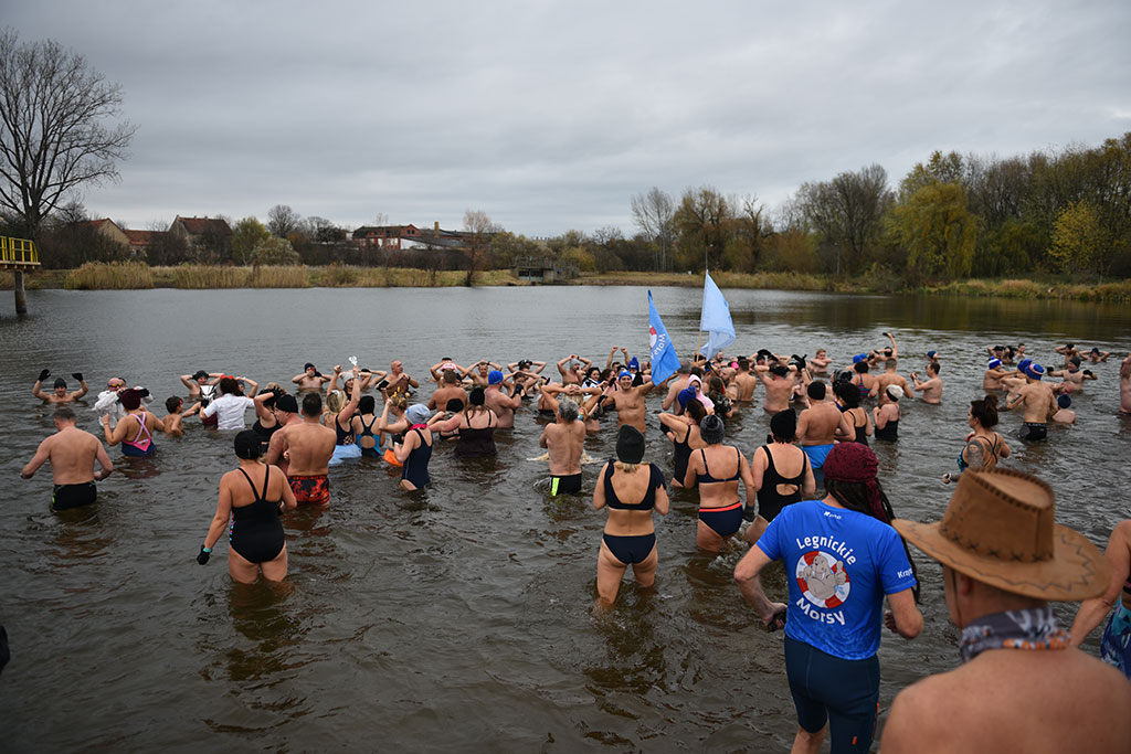 Pierwsze zanurzenie Legnickich Morsów. Sezon kąpieli rozpoczęty