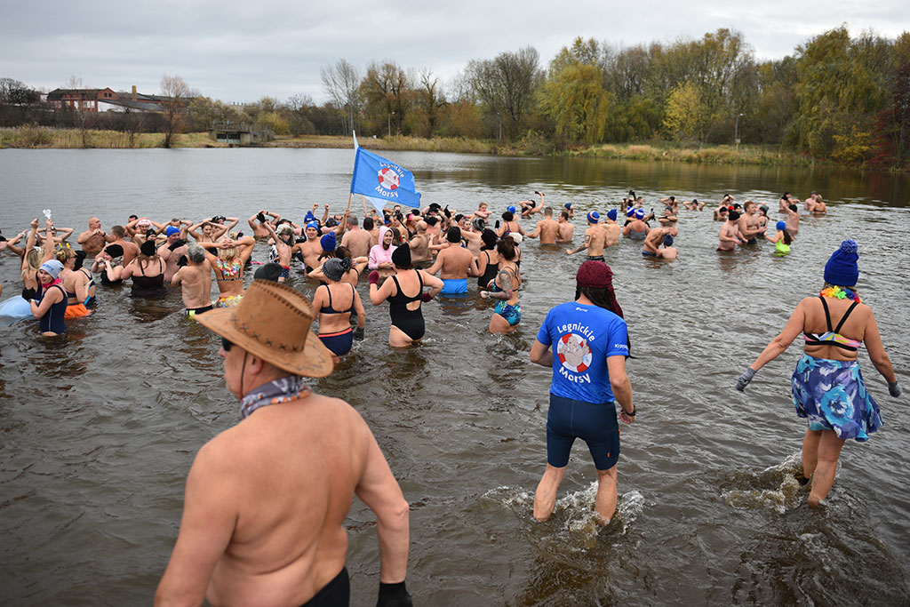 Pierwsze zanurzenie Legnickich Morsów. Sezon kąpieli rozpoczęty