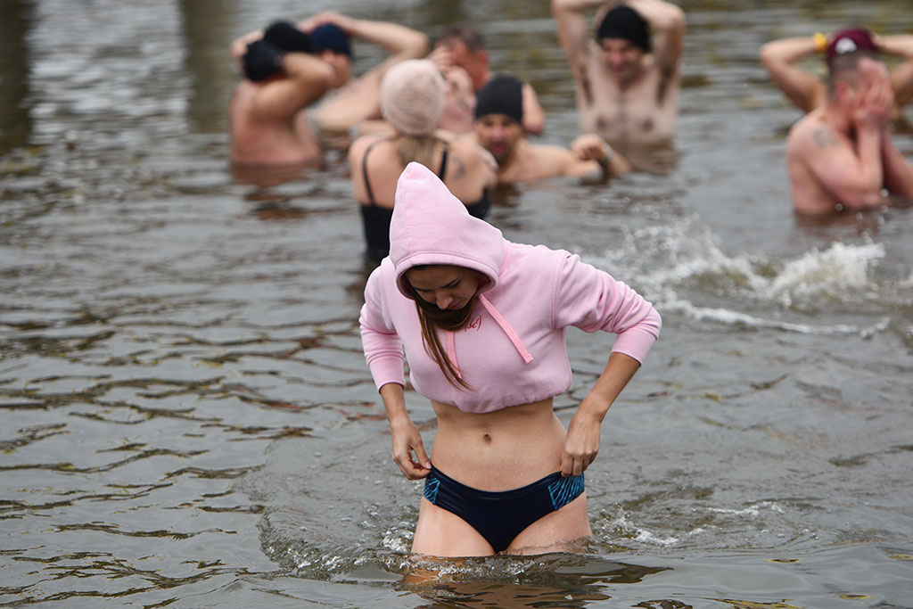 Pierwsze zanurzenie Legnickich Morsów. Sezon kąpieli rozpoczęty