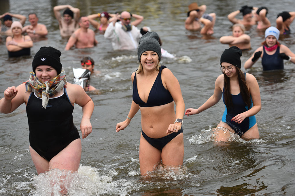 Pierwsze zanurzenie Legnickich Morsów. Sezon kąpieli rozpoczęty