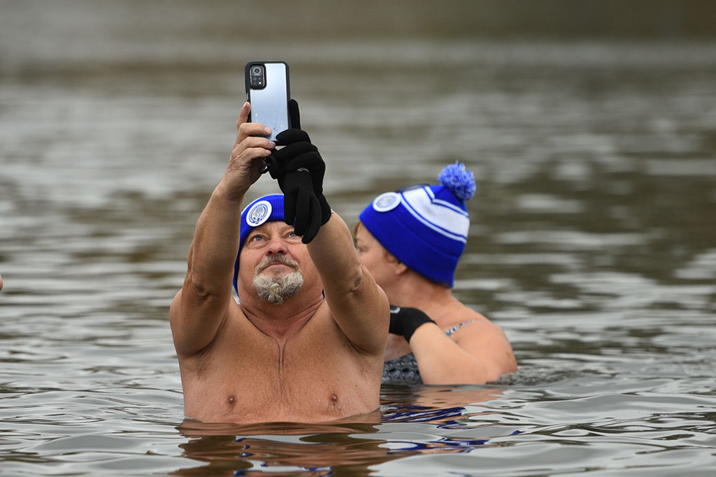 Pierwsze zanurzenie Legnickich Morsów. Sezon kąpieli rozpoczęty