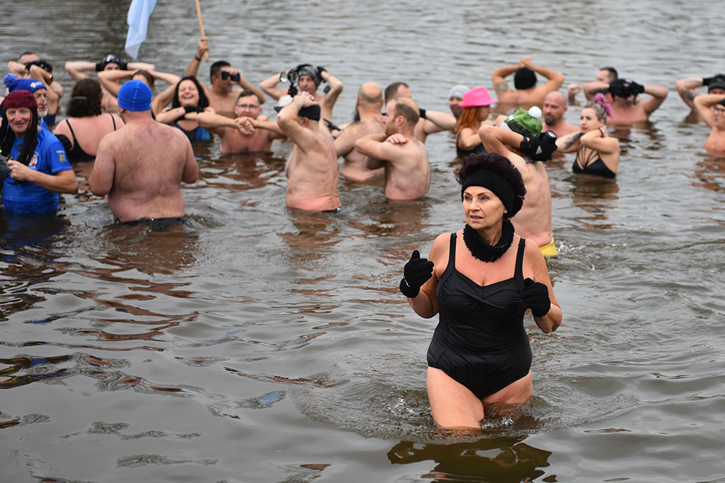 Pierwsze zanurzenie Legnickich Morsów. Sezon kąpieli rozpoczęty