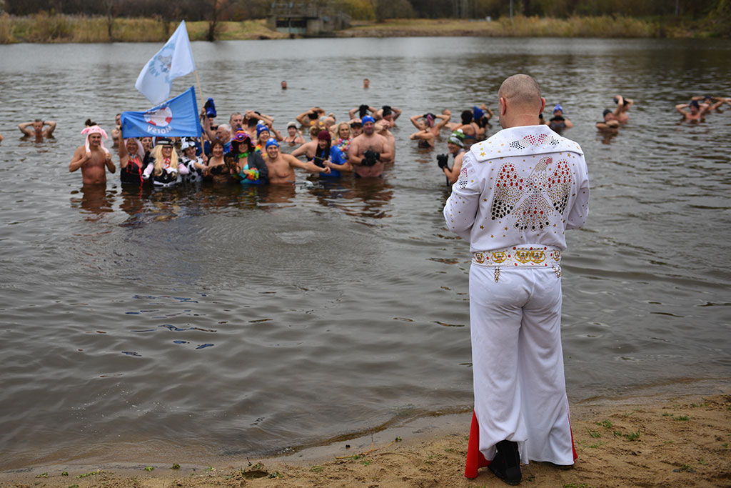 Pierwsze zanurzenie Legnickich Morsów. Sezon kąpieli rozpoczęty