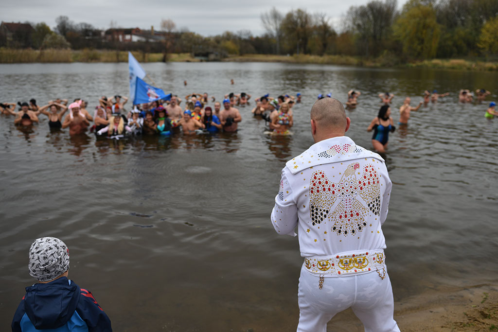 Pierwsze zanurzenie Legnickich Morsów. Sezon kąpieli rozpoczęty