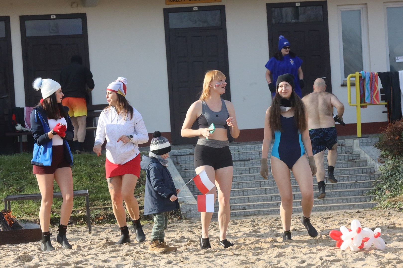 Biało-czerwone legnickie morsy zanurzyły się w wodzie