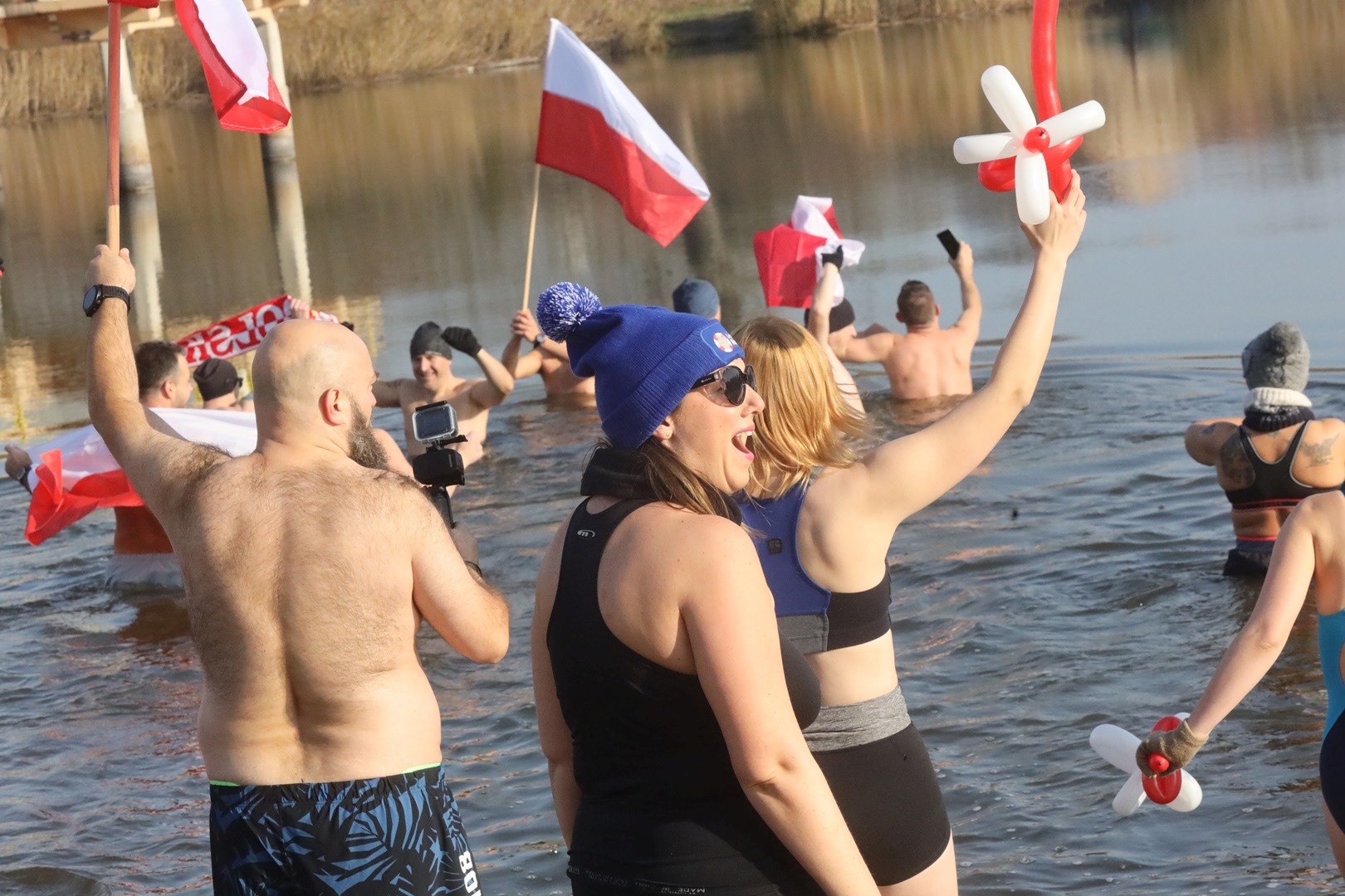Biało-czerwone legnickie morsy zanurzyły się w wodzie