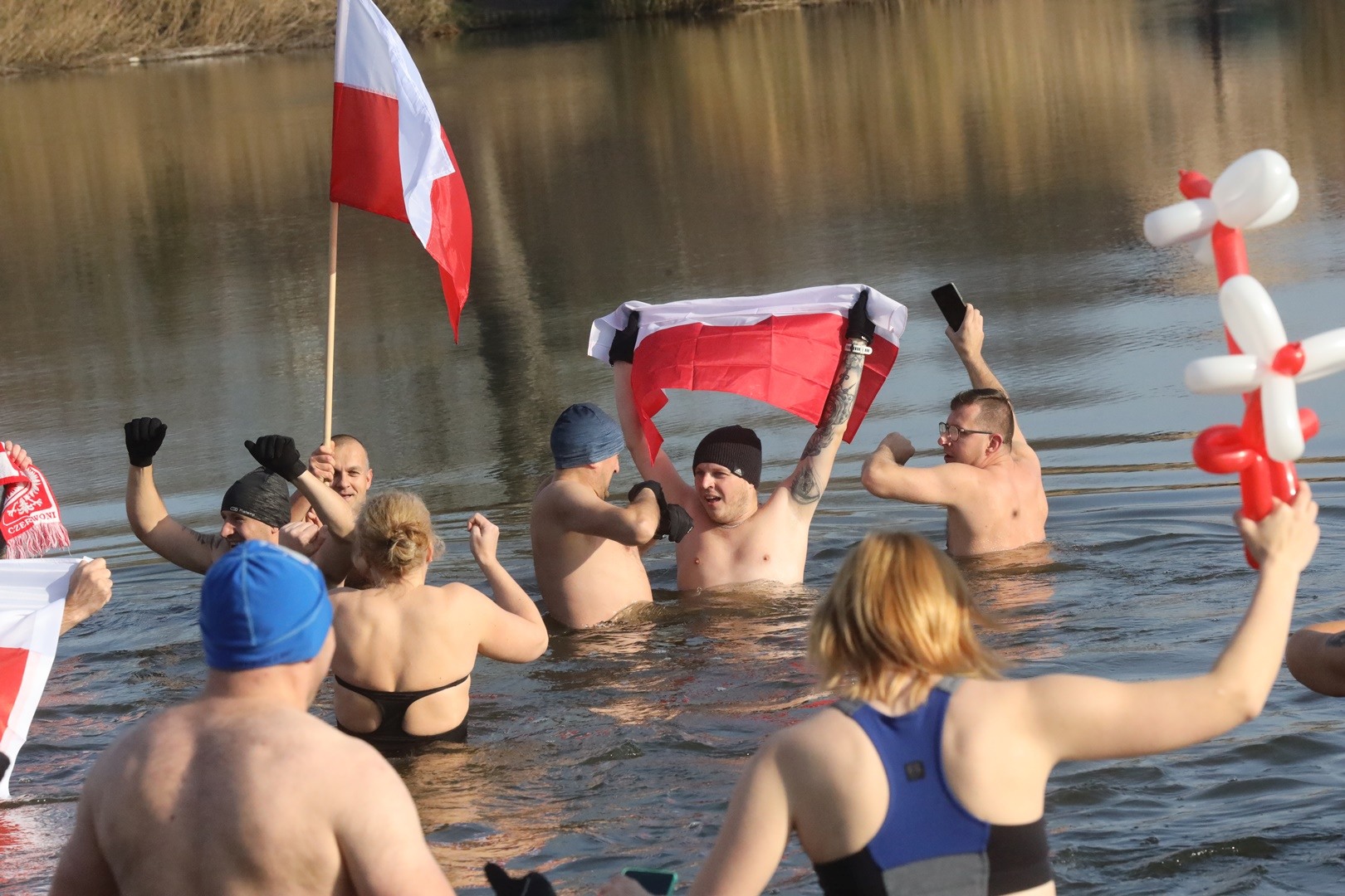 Biało-czerwone legnickie morsy zanurzyły się w wodzie