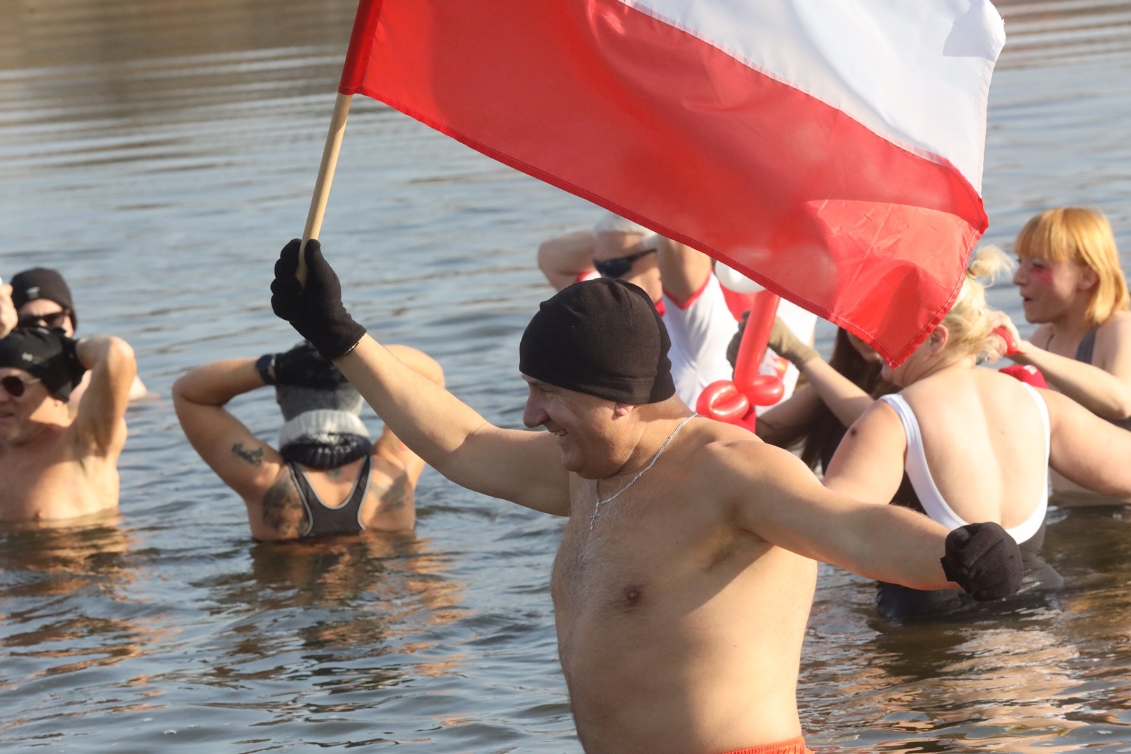 Biało-czerwone legnickie morsy zanurzyły się w wodzie