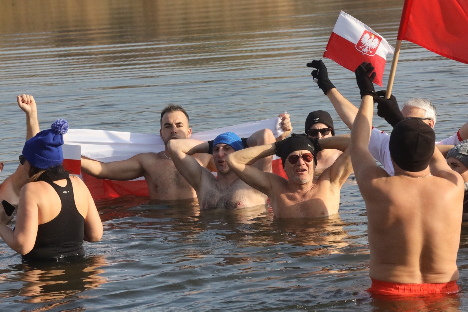 Biało-czerwone legnickie morsy zanurzyły się w wodzie
