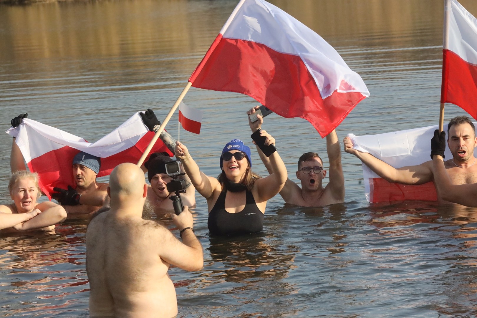 Biało-czerwone legnickie morsy zanurzyły się w wodzie