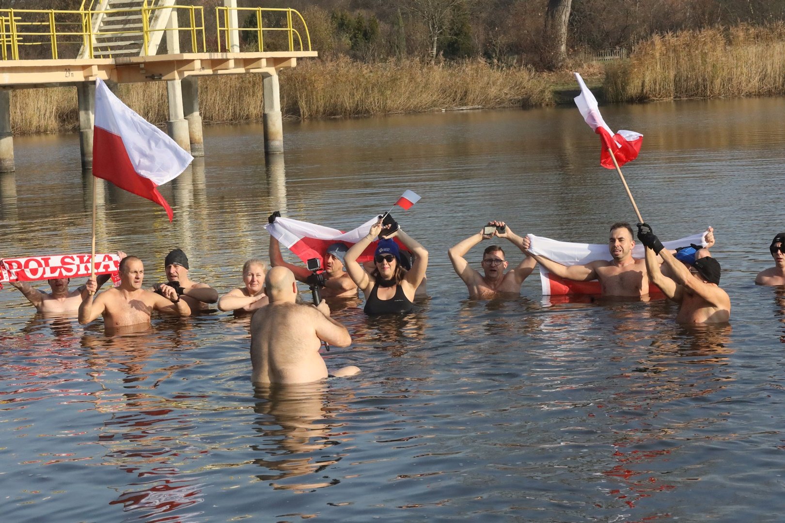 Biało-czerwone legnickie morsy zanurzyły się w wodzie