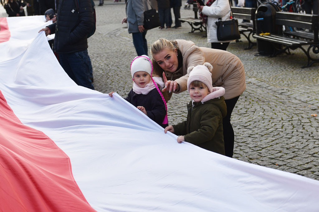 Rozwinęli biało–czerwoną w dniu święta niepodległości