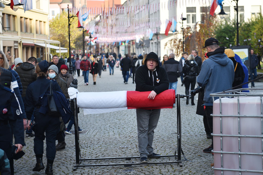 Rozwinęli biało–czerwoną w dniu święta niepodległości