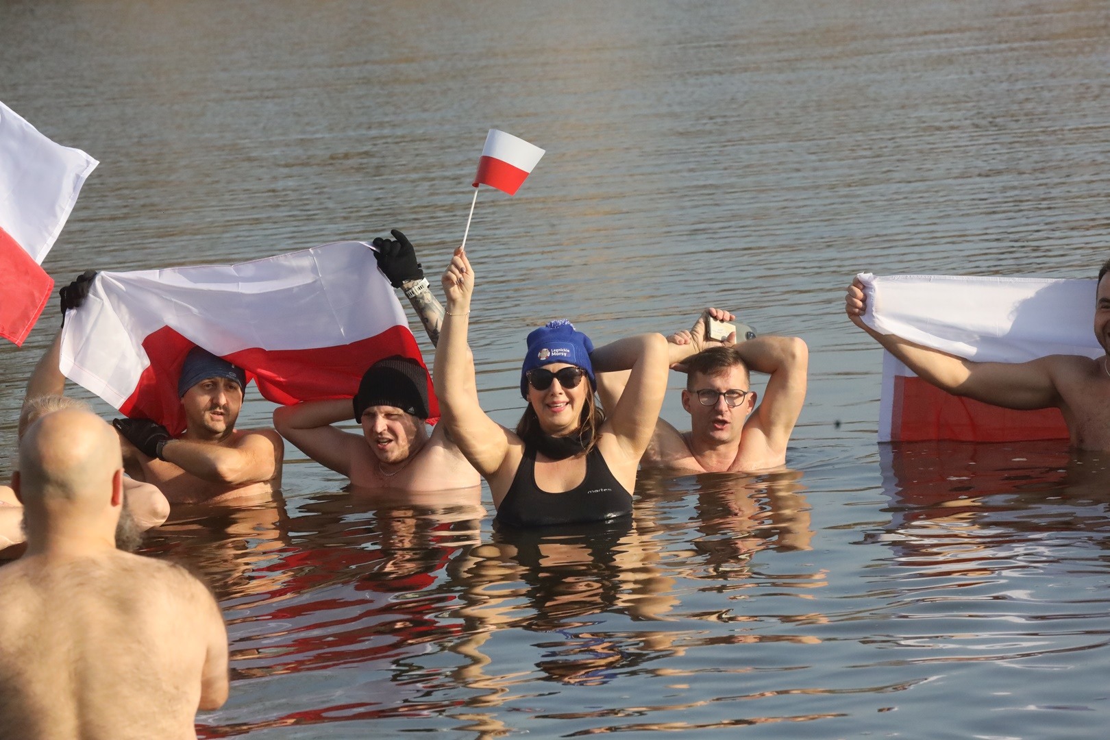 Biało-czerwone legnickie morsy zanurzyły się w wodzie