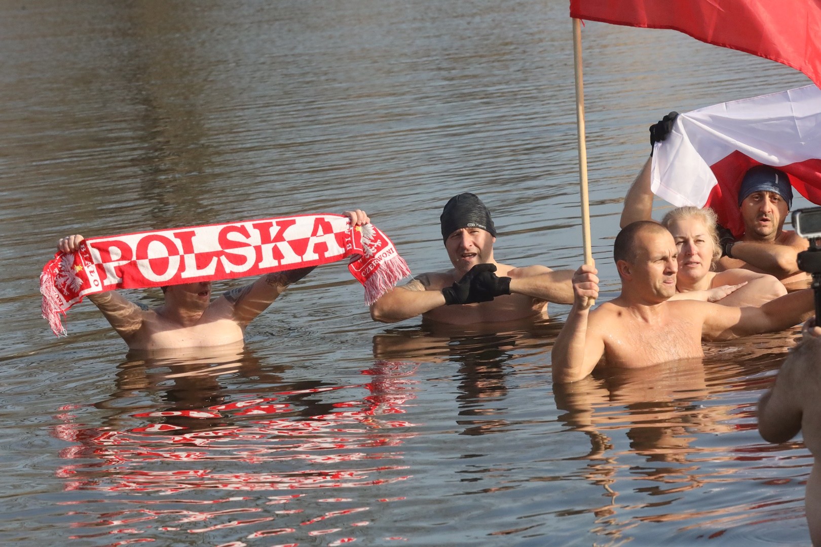 Biało-czerwone legnickie morsy zanurzyły się w wodzie