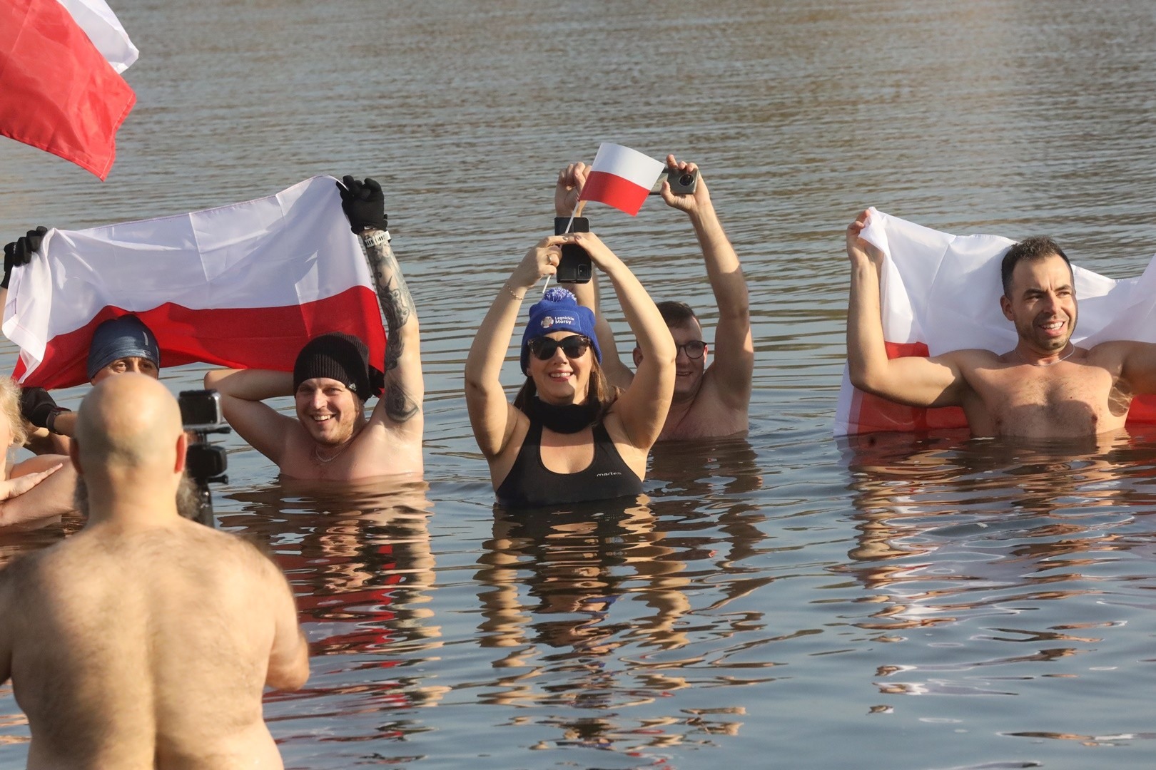Biało-czerwone legnickie morsy zanurzyły się w wodzie