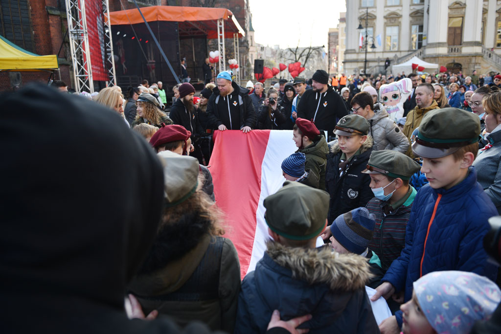 Rozwinęli biało–czerwoną w dniu święta niepodległości