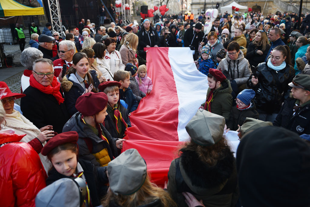 Rozwinęli biało–czerwoną w dniu święta niepodległości