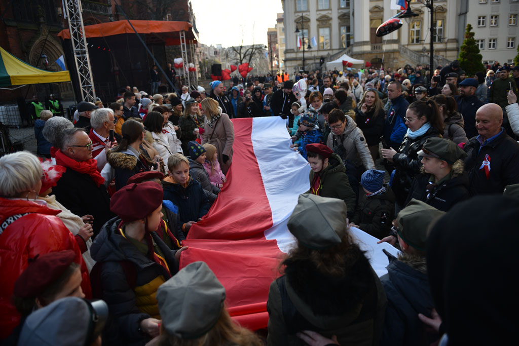 Rozwinęli biało–czerwoną w dniu święta niepodległości