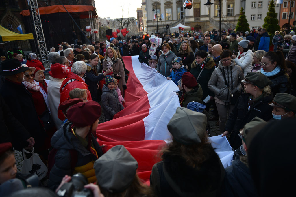 Rozwinęli biało–czerwoną w dniu święta niepodległości