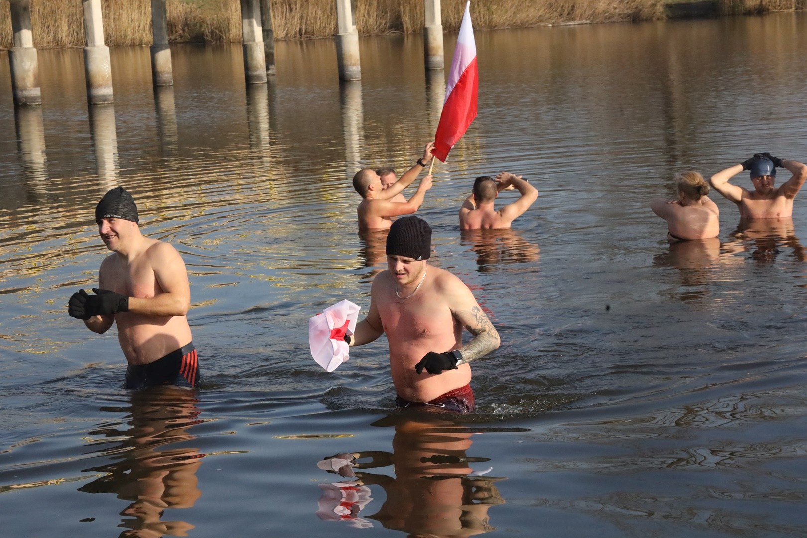Biało-czerwone legnickie morsy zanurzyły się w wodzie