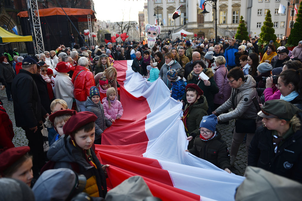 Rozwinęli biało–czerwoną w dniu święta niepodległości