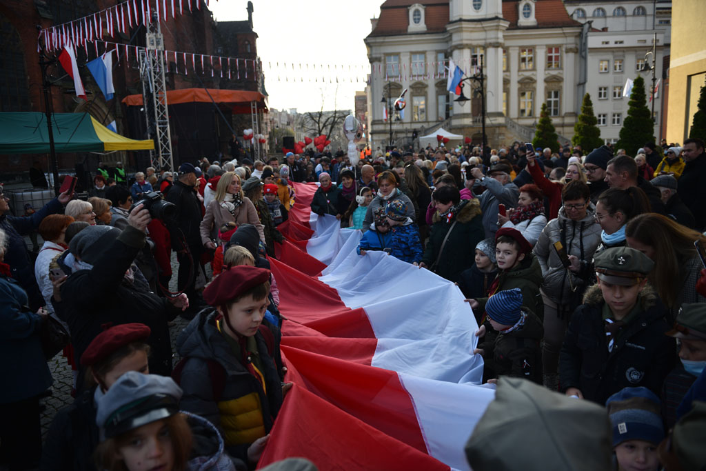 Rozwinęli biało–czerwoną w dniu święta niepodległości