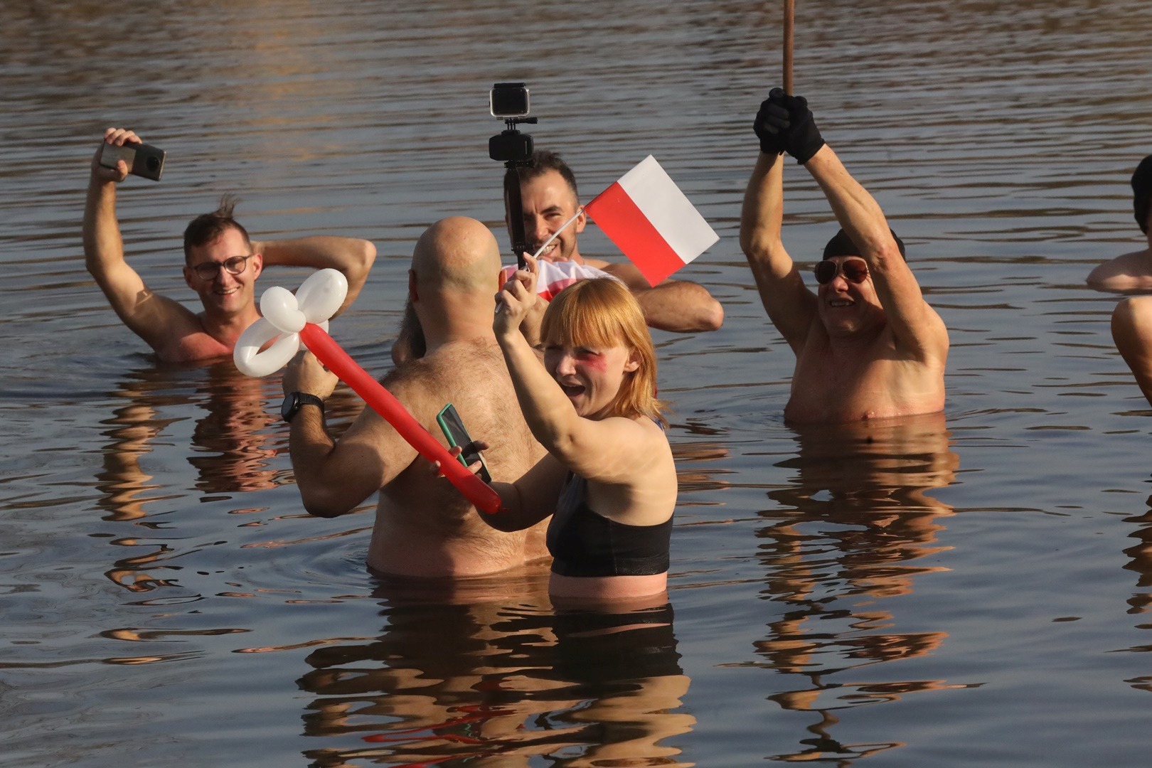 Biało-czerwone legnickie morsy zanurzyły się w wodzie