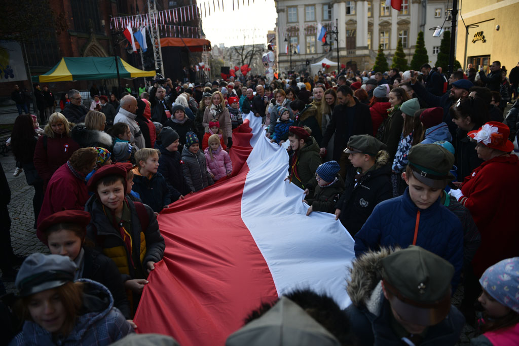 Rozwinęli biało–czerwoną w dniu święta niepodległości