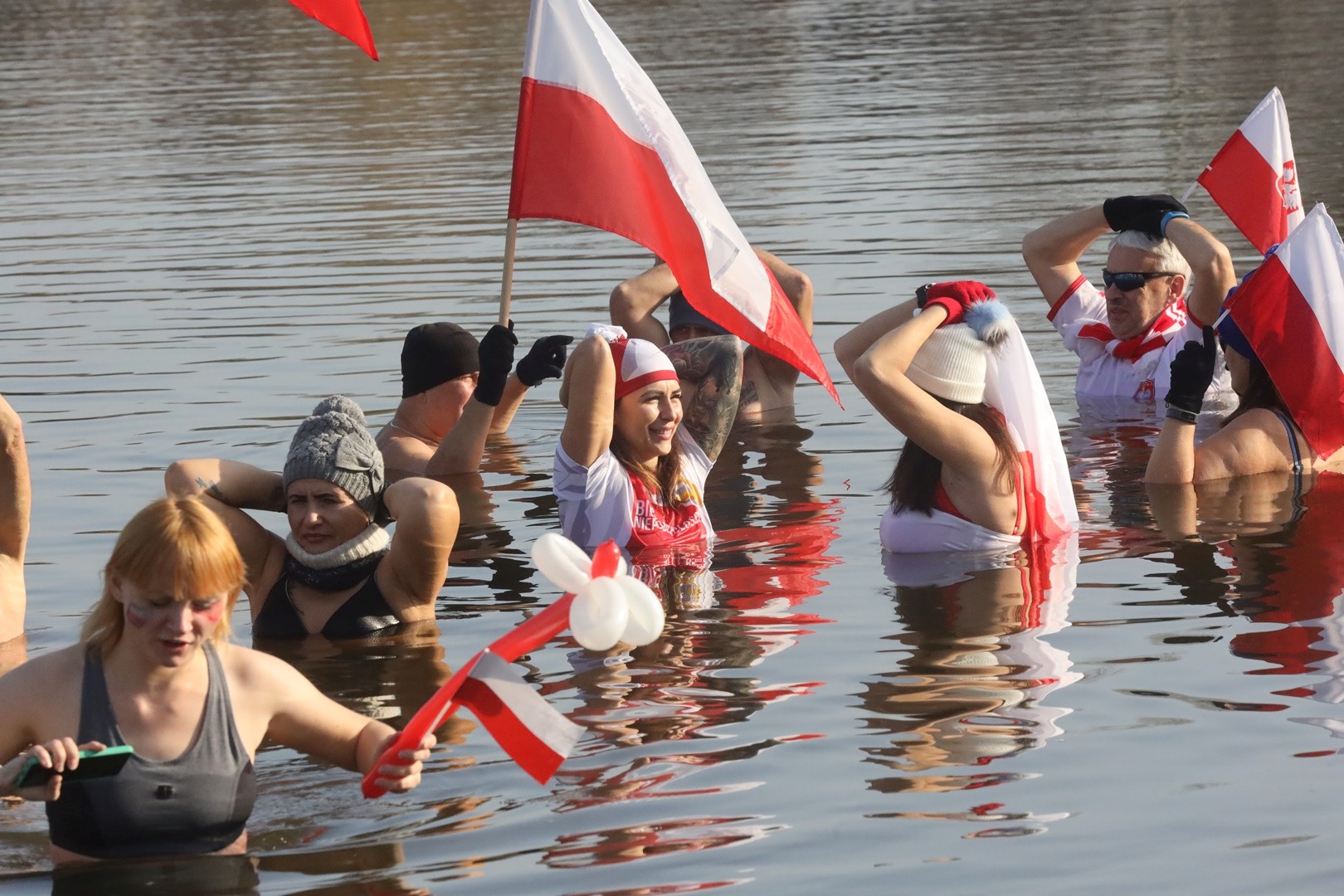 Biało-czerwone legnickie morsy zanurzyły się w wodzie