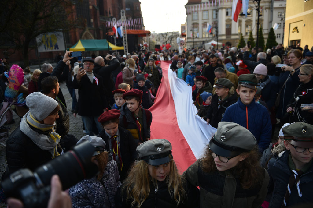 Rozwinęli biało–czerwoną w dniu święta niepodległości